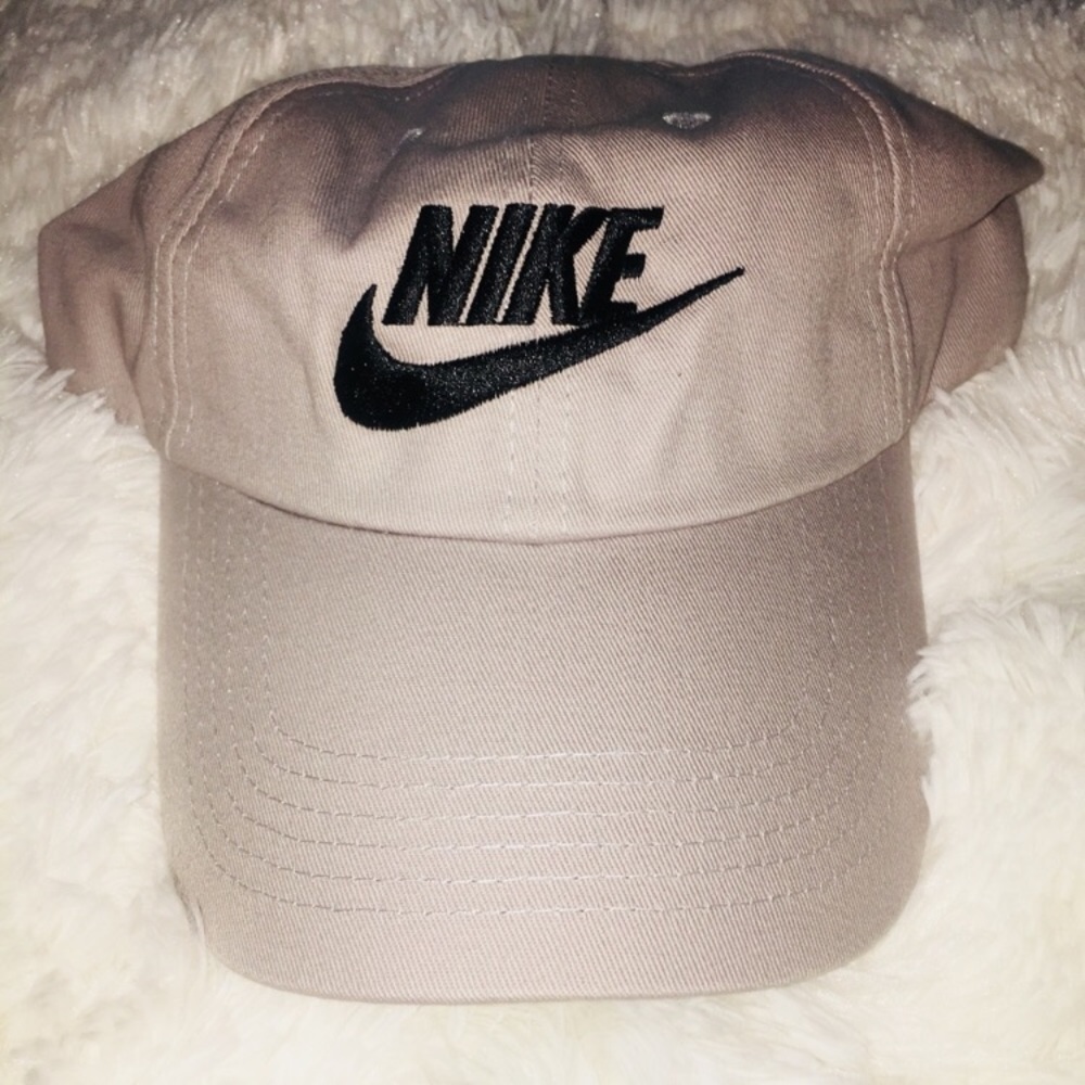 Gray Nike Baseball Cap 🧢